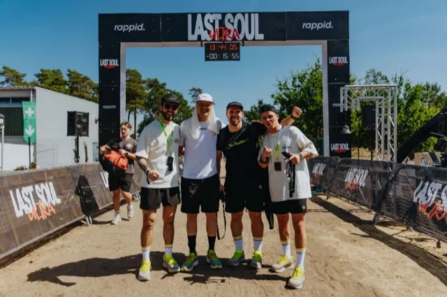 Pierre Biege mit seiner Crew unter dem Start-Ziel-Bogen des Last Soul Ultra 2026